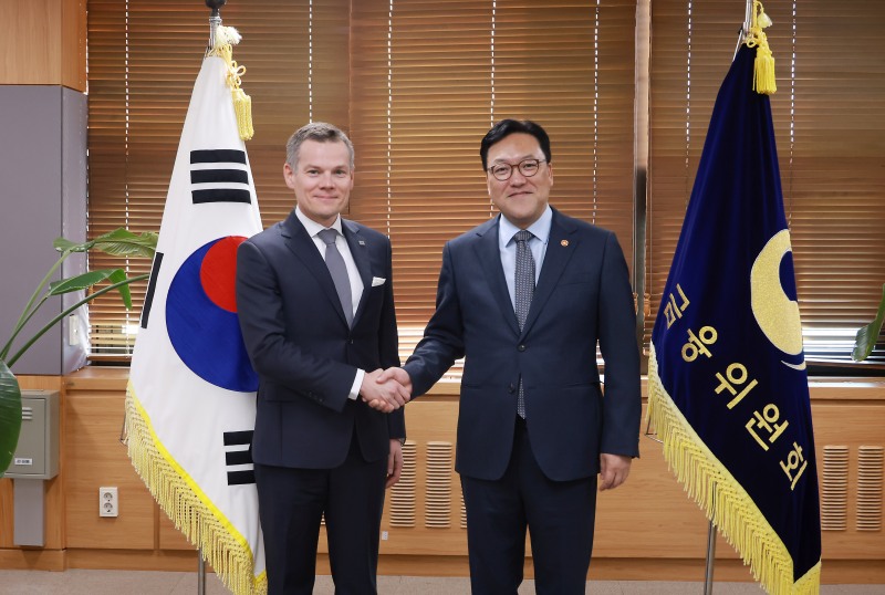 김병환 금융위원장(사진 왼쪽)이 13일 오전 서울 종로구 정부서울청사에서 폴란드 금융감독청(KNF) 야첵 야스트로제브스키(Jacek Jastrzebski) 청장을 만나 회담 후 한국-폴란드 수교 35주년을 맞아 금융위·금감원·KNF 간 은행감독 MOU를 체결했다./사진제공=금융위