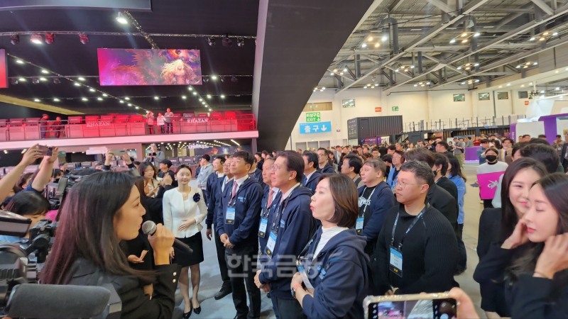 박형준 부산광역시장 등 주요 내빈이 지스타 2024 메인 스폰서인 넥슨의 시연 부스를 방문하고 있다. / 사진=김재훈 기자