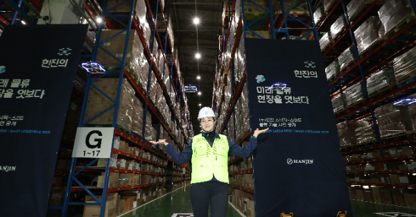 한진이 지난 13일, 남서울종합물류센터에서 드론과 스마트 글라스를 활용한 스마트 물류 시연회 ‘㈜한진 스닉픽’을 진행했다. 조현민 사장이 창고 내 상품 재고 파악에 활용되는 드론을 선보이고 있다. /사진=한진