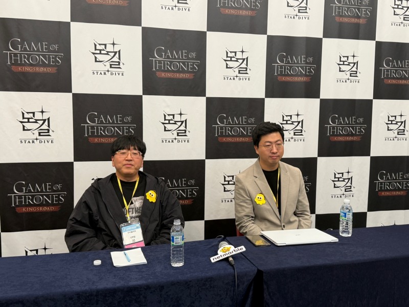 왼쪽부터 넷마블네오 장현일 PD, 넷마블 문준기 사업본부장이 지스타 2024에서 신작 '왕좌의 게임:킹스로드'에 대해 설명했다. / 사진=지스타공동취재기자단.