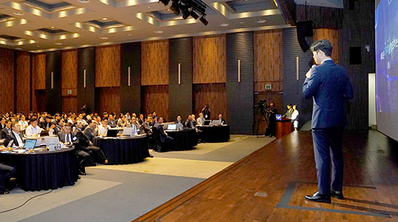 ▲ 서울 양재동 aT센터에서 열린 2024 동원 GPT 경진대회에서 결선에 오른 직원이 발표를 하고 있다.