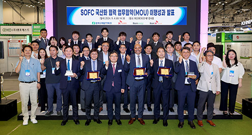 ▲ 지난 9월 부산 BEXCO에서 열린 SOFC 국산화 협력 이행성과 발표회에서 SK에코플랜트와 한국수력원자력, 블룸에너지, 블룸SK퓨얼셀 관계자들이 기념촬영을 하고 있다. 앞줄 왼쪽 3번째부터 김정훈 SK에코플랜트 솔루션BU 대표, 윤상조 한국수력원자력 그린사업본부장, 사티시 치투리(Satish Chitoori) 블룸에너지 COO(Chief Operations Officer), 김세준 블룸SK퓨얼셀 부사장