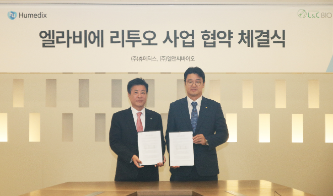 휴메딕스는 최근 엘앤씨바이오와 엘라비에 ‘리투오’ 분배 및 제품 사업화에 대한 업무협약을 체결했다. 김진환 휴메딕스 대표(왼쪽)와 이환철 엘앤씨바이오 대표. /사진=휴온스글로벌