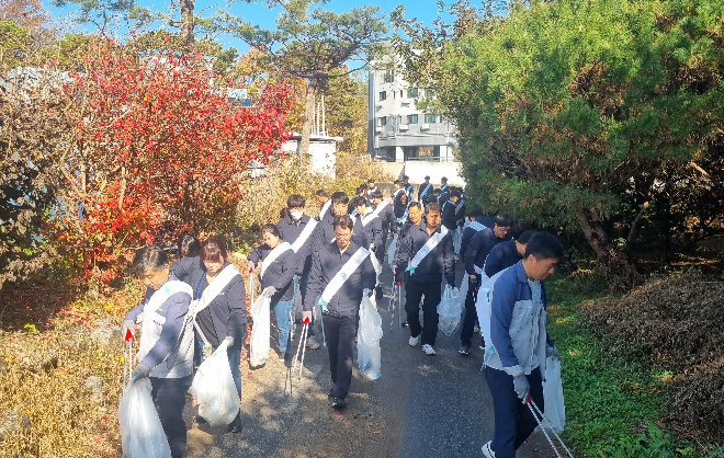 15일 제일약품 용인 백암공장 인근 가창천 일대에서 환경 정화 활동인 '제일 플로깅(Plogging)' 캠페인을 실시했다. /사진=제일약품