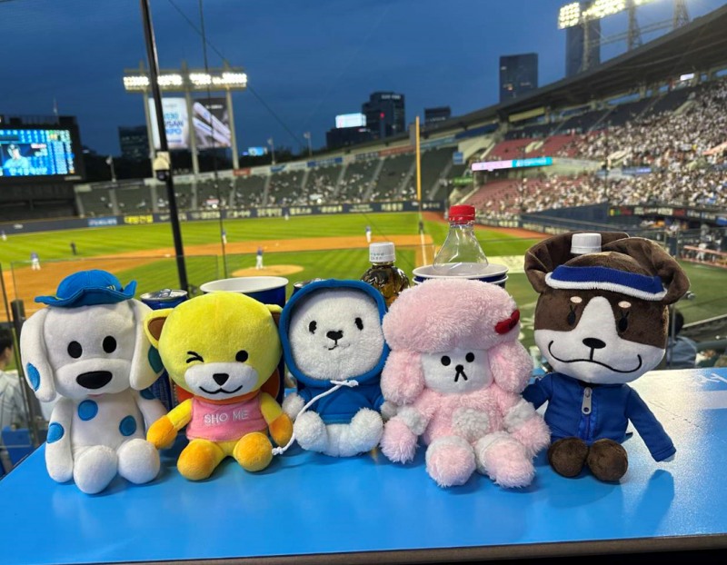 ▲JT친애저축은행 캐릭터 ‘쩜피 프렌즈’ 인형들과 잠실 야구장 테이블석 전경./사진 제공 = JT친애저축은행