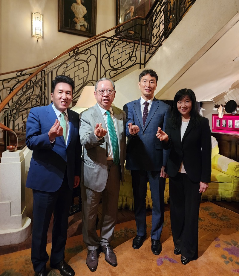 함영주 하나금융그룹 회장(왼쪽부터), 피터 람(Peter Lam) 홍콩 무역발전국 회장, 이복현 금융감독원장, 마가렛 퐁(Margaret Fong) 상임이사가 지난해 11월 조찬 미팅을 마친 뒤 기념촬영을 하고 있다./사진제공=하나금융