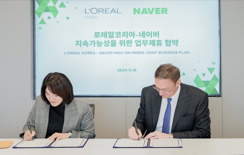 지난 18일 네이버 채선주 대외/ESG정책 대표와 사무엘 뒤 리테일 로레알코리아 대표가 친환경적인 비즈니스 및 사회적 가치 확산을 위한 업무협약을 체결했다. / 사진=네이버