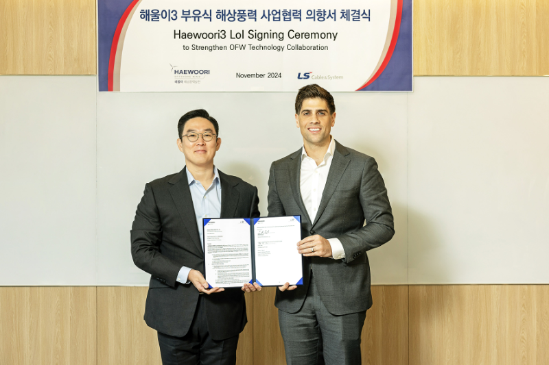 20일 서울시 종로구 해울이해상풍력발전 사무실에서 열린 ‘해울이3 해상풍력 협력의향서’ 체결식에서 구본규 LS전선 대표이사(왼쪽)와 조나단 스핑크(Jonathan Spink) 해울이해상풍력발전 대표이사가 기념촬영을 하고 있다. /사진제공=LS전선