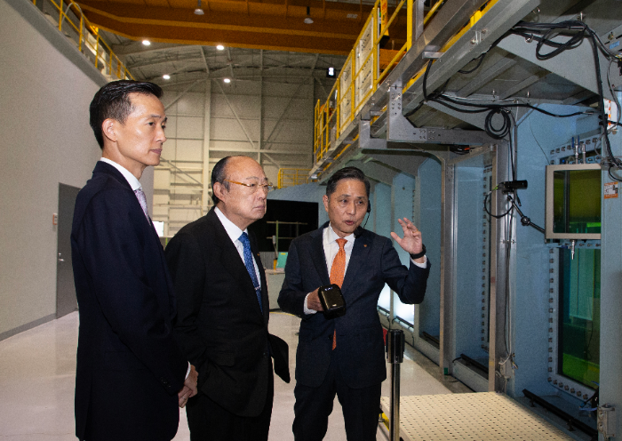 김승연 한화그룹 회장(가운데)과 김동관 부회장(맨 왼쪽)이 한화오션 시흥R&D캠퍼스의 상업용 세계 최대 공동수조를 방문해 시연을 지켜보고 있다. /사진제공=한화그룹