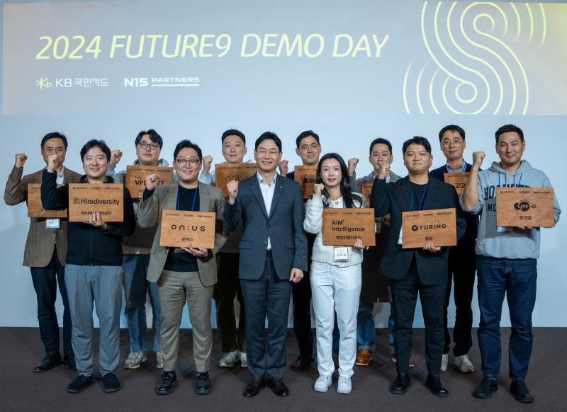 19일 서울시 중구 정동 1928 아트센터에서 열린 혁신 스타트업 발굴 및 협업 프로그램 ‘퓨처나인(FUTURE9)’ 8기 데모데이에서 KB국민카드 이창권 사장(사진 앞줄 왼쪽에서 세 번째)이 참석자들과 기념촬영하고 있다./사진=국민카드