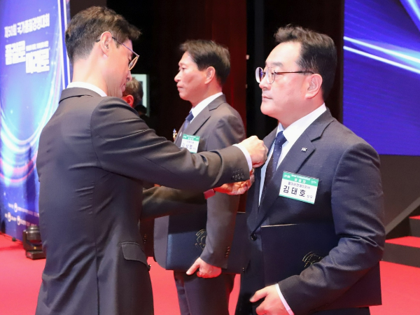 건강기능식품 ODM 기업 콜마비앤에이치(대표 윤여원)가 지난 20일 서울 코엑스 오디토리움에서 열린 ‘제 50회 국가품질경영대회’에서 뛰어난 품질 경영과 혁신 활동의 우수성을 인정받으면서 총 3개의 상을 수상했다. /사진=콜마비앤에이치