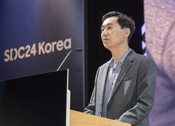 전경훈 사장이 21일 온라인으로 개최된 삼성 개발자 콘퍼런스 2024에서 신형 생성형 AI '삼성 가우스2'를 소개했다. / 사진=삼성전자