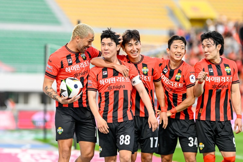 K-리그 경기를 치르고 있는 강원FC 선수들./사진제공=강원랜드
