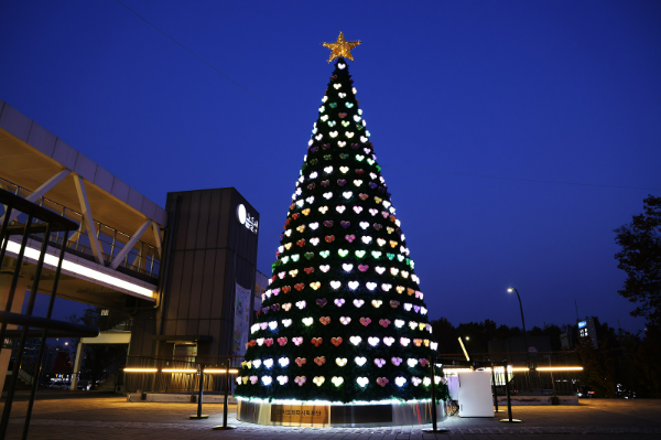 아모레퍼시픽재단(회장 서경배)이 화장품 공병으로 만든 크리스마스 트리를 노들섬에 켜놓았다. /사진=아모레퍼시픽재단