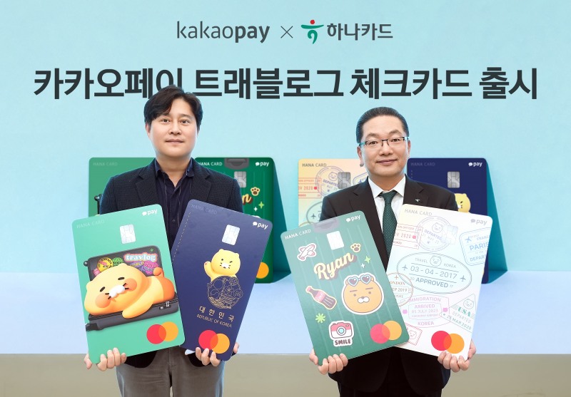 이호성 하나카드 대표(오른쪽)와 신원근 카카오페이 대표(왼쪽)가 카카오페이 트래블로그 체크카드 출시를 기념해 기념촬영을 하고 있다./사진=하나카드
