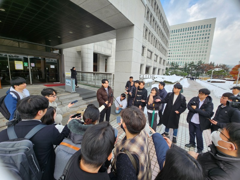 28일 서초 대법원에서 진행된 넥슨 메이플스토리 확률 조작 관련 최종 선고 후 원고측 법률 대리인 이철우 변호사가 기자들과 만나 브리핑을 진행하고 있다. / 사진=게임기자단