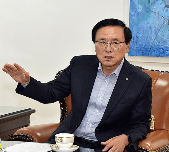 △ 1956년 9월 24일생 / 휘문고등학교 졸업 / 국민대학교 정치외교학 졸업 / 성균관대 경영대학원 보험경영 석사 / 밴더빌트대 대학원 경제학 석사 / 2008. 6 ~ 2010. 7 금융감독원 부원장보/보험업서비스본부장 / 2010. 7 ~ 2013. 7 보험개발원 원장 / 2014. 3 ~ 2014.12 롯데손해보험 사외이사 / 2015. 1 ~ 2020.12 메리츠화재 사장/윤리경영실장 / 2021. 3 ~ 2022. 3 푸르덴셜생명 사외이사 / 2022. 3.21. ~ 현 한국화재보험협회 이사장