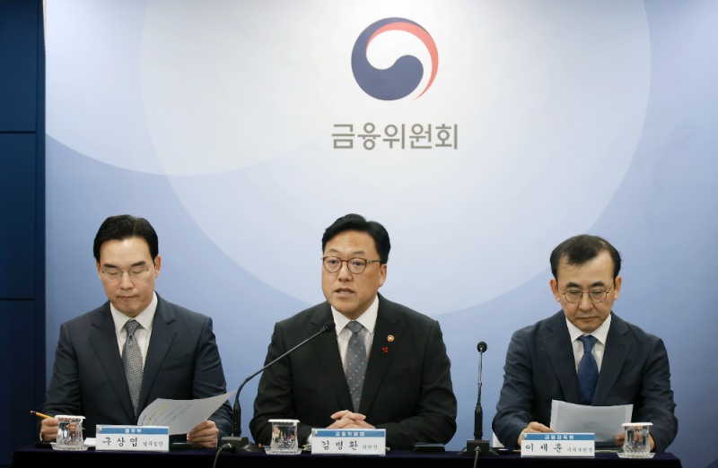 김병환 금융위원장(가운데)은 2일 정부서울청사에서 브리핑을 열고 이같은 내용의 '일반주주 이익 보호 강화를 위한 자본시장법 개정 방향'을 발표했다. 구상엽 법무부 법무실장(왼쪽), 이세훈 금융감독원 수석부원장(오른쪽)도 참석했다. / 사진제공= 금융위원회(2024.12.02)