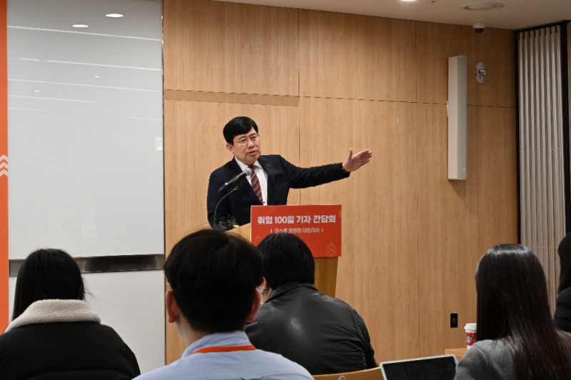 윤창현 코스콤 대표이사 사장이 3일 여의도 본사에 열린 취임 100일 기자간담회에서 발표하고 있다. / 사진제공= 코스콤(2024.12.03)