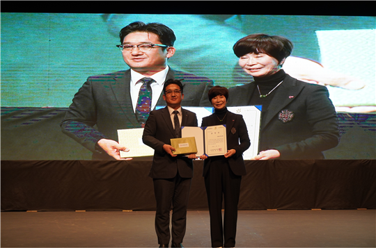 박지훈 세람저축은행 전무이사(왼쪽)와 이미선 이천시자원봉사센터 센터장(오른쪽)이 '2024년 자원봉사자의 날' 기념 행사에서 기념 촬영을 하고 있다.(2024.12.03.)/사진 제공 = 세람저축은행