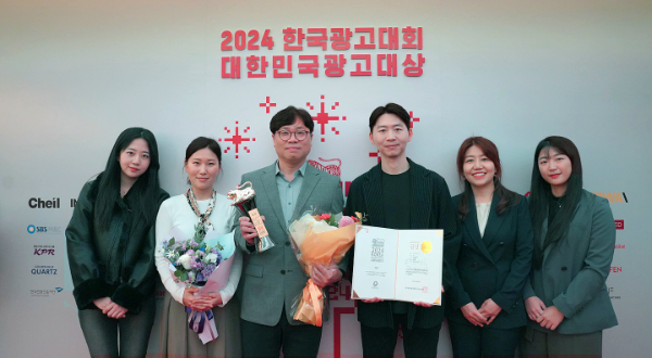 롯데칠성음료(대표 박윤기)의 제로슈거 소주 ‘새로’가 서울 중구 더플라자 호텔에서 열린 ‘2024 대한민국 광고대상’에서 ‘소셜커뮤니케이션 부문 금상’을 수상했다고 4일 밝혔다. /사진=롯데칠성음료