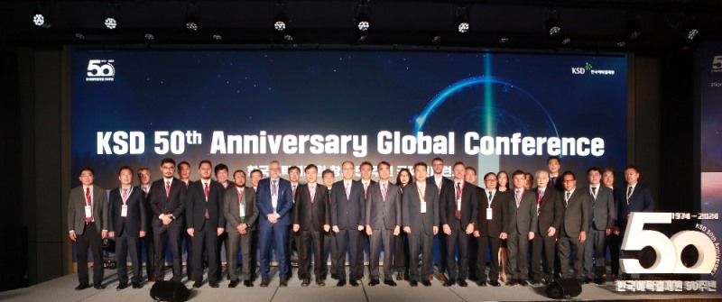 한국예탁결제원은 5일 창립 50주년 기념 국제 컨퍼런스를 개최했다. 앞열 중앙 이순호 한국예탁결제원 사장을 기준으로, 왼쪽에서 첫 번째 윤한홍 국회 정무위원장, 왼쪽 두 번째 피터 스네이어스(Peter Sneyers) 유로클리어 Bank CEO, 오른쪽 첫 번째 함용일 금융감독원 부원장, 오른쪽 두 번째 정은보 한국거래소 이사장. / 사진제공= 한국예탁결제원(2024.12.05)