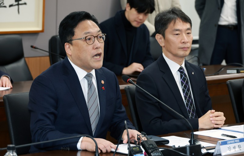 9일 개최된 금융상황 점검회의에서 발언하는 김병환 금융위원장(왼)과 이복현 금융위원장 / 사진제공 = 금융위원회