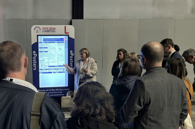 자인 안토니아 다스타마니(Antonia Dastamani) 박사가 에페거글루카곤에 대한 임상 2상 중간 분석 결과를 e포스터 방식으로 설명하고 있다. /사진=한미약품