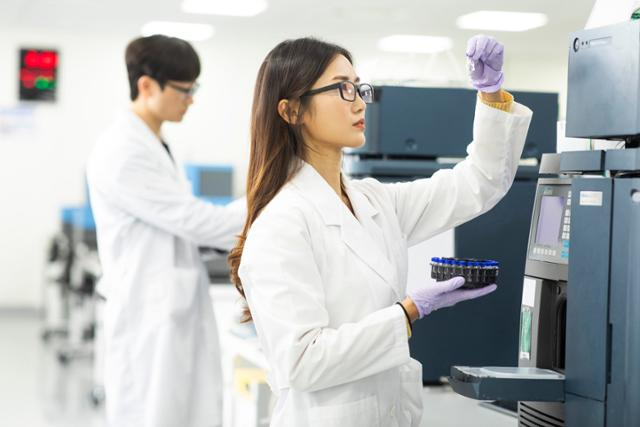 Researchers are conducting experiments related to biopharmaceuticals at Samsung Bioepis in Songdo, Yeonsu-gu, Incheon. / Photo = Samsung Bioepis