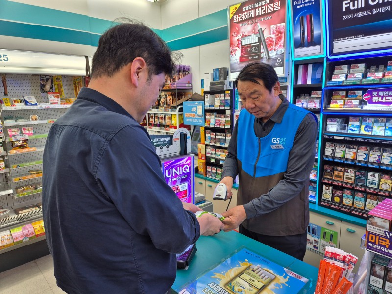 서울 중구에 거주하는 어르신이 '시니어스토어' 활동을 하는 모습./사진제공=중구