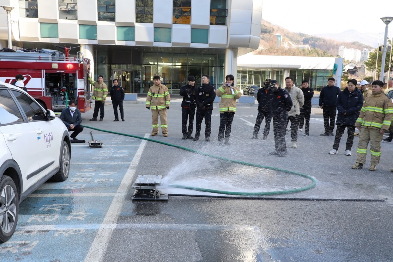 강원랜드와 정선소방서 관계자들이 합동으로 전기차 화재 진압 훈련을 진행하는 모습./사진제공=강원랜드
