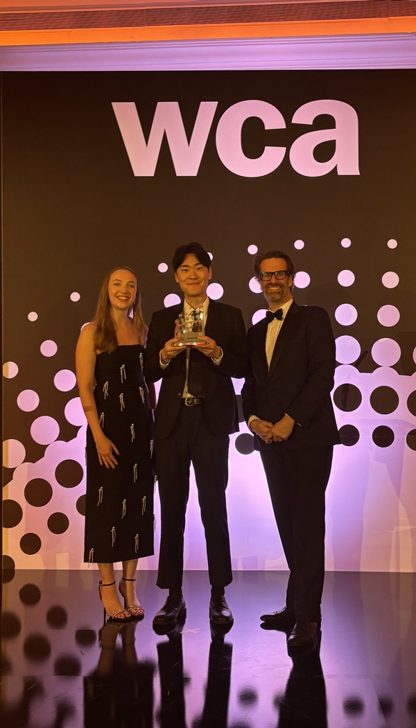 SK텔레콤은 영국 런던에서 열린 ‘월드 커뮤니케이션 어워드 2024(World Communication Awards 2024)’에서 AI 연구 업적을 인정받아 ‘미래혁신상(The Future Award)’을 수상했다고 11일 밝혔다. / 사진=SKT