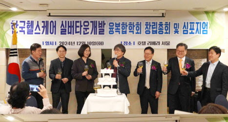 초대회장인 정유신교수가 "고령사회에 적합한 신주거모델과 디지털헬스케어 등에 대한 융복합 연구로 시니어산업에 대한 새로운 패러다임을 제시하겠다"며 포부를 밝히고 있다(사진=한국헬스케어실버타운개발 융복합학회)