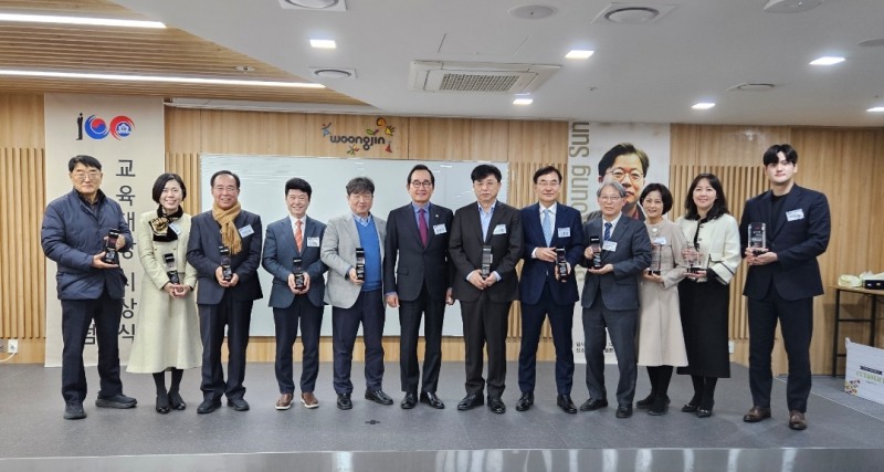 2024년 백강포럼 교육대상 시상식에서 수상자들이 기념촬영을 하고 있다. 사진: 백강포럼 제공