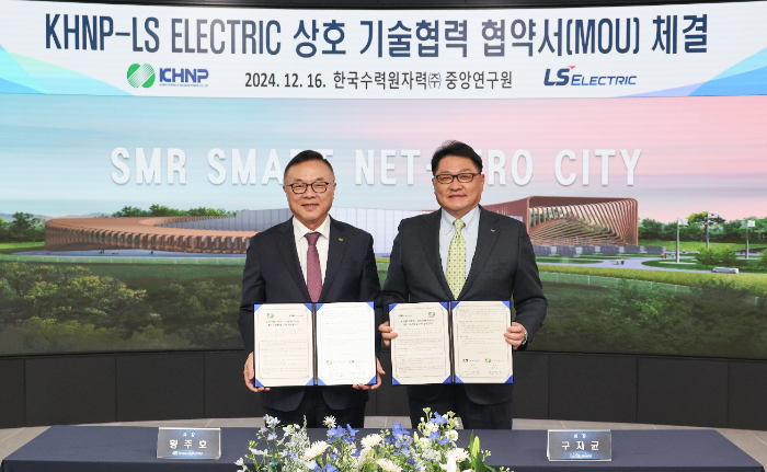 구자균 LS일렉트릭 회장(오른쪽)과 황주호 한국수력원자력 사장이 SMR기반 스마트 넷제로시티 기술개발 MOU 체결 후 기념촬영을 하고 있다. /사진제공=LS일렉트릭