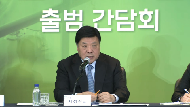 Celltrion Group Chairman Seo Jung-jin speaks at an online press conference. / Photo=Celltrion