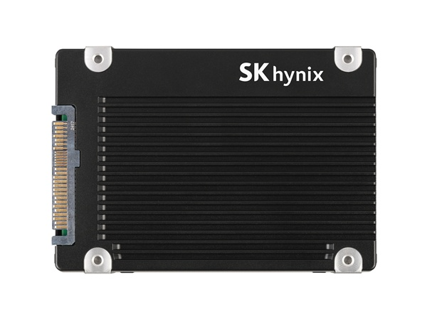 SK하이닉스가 개발한 AI 데이터센터용 고용량 SSD ‘PS1012 U.2’. / 사진=SK하이닉스