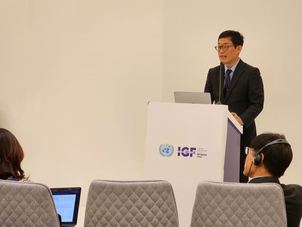 UN포럼에서 발표하는 카카오 기술윤리 정재관 리더. / 사진=카카오