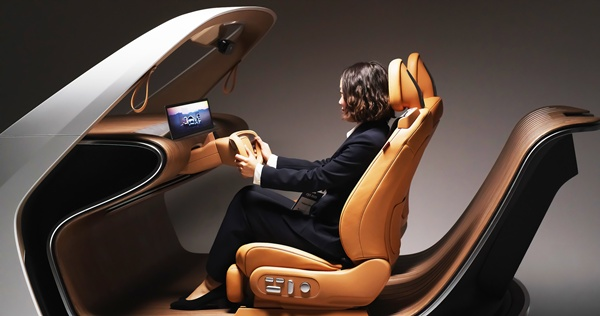 LG전자가  CES 2025에서 공감지능(AI)을 적용한 첨단 모빌리티 기술인 ‘인캐빈 센싱(In-Cabin sensing, 운전자 및 차량 내부 공간 감지)’ 솔루션을 시뮬레이션으로 체험하는 공간을 마련한다. 사진은 차별화된 운전자 경험을 제공하는 인캐빈 센싱 솔루션을 적용한 콘셉트 차량을 체험하고 있는 모습. / 사진=LG전자