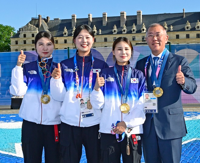 정의선 회장(맨 오른쪽)이 2024 파리올림픽에서 여자 단체전 금메달을 따낸 대표팀과 함께 프랑스 파리 앵발리드에서 기념 촬영을 하고 있다. 사진=현대차그룹
