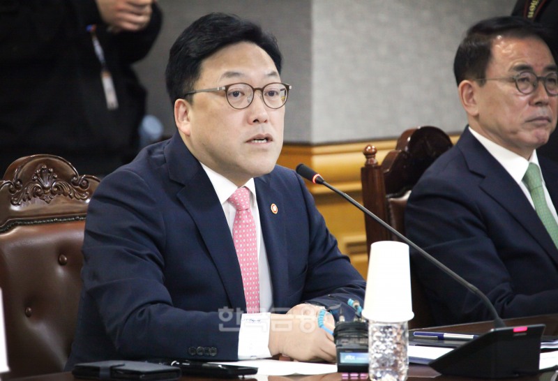 김병환 금융위원장(사진 왼쪽)이 23일 오전 서울 중구 은행회관에서 오영주 중소벤처기업부 장관과 이복현 금융감독원장, 조용병 은행연합회장과 20개 사원 은행장들과 함께 개최한 간담회에서 은행권 소상공인 금융지원 방안을 발표했다.