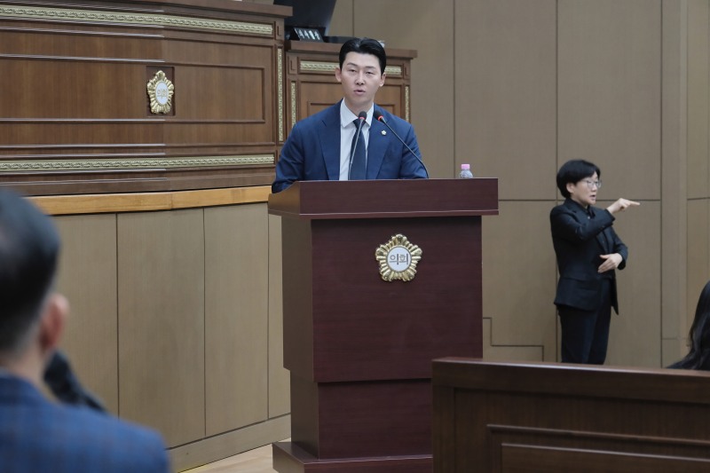 채우진 마포구의원이 구정질문을 펼치는 모습./사진제공=마포구의회