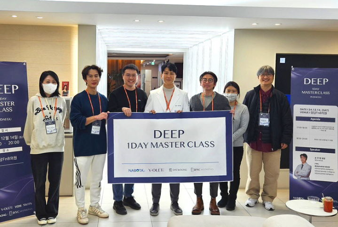 딥 원데이 마스터 클래스 참여 의료진과 관계자들이 기념 촬영을 하고 있다. /사진=대웅제약