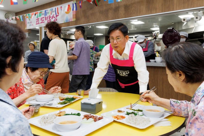박강수 마포구청장이 효도밥상 어르신들의 안부를 묻고 있다./사진제공=마포구