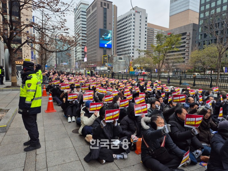 전국사무금융서비스노동조합 MG손해보험지부(이하 MG손보 노조)는 16일 서울 예금보험공사 본사 앞에서 결의대회를 열고 메리츠화재의 우선협상대상자 지정 철회를 촉구했다./사진=한상현 기자