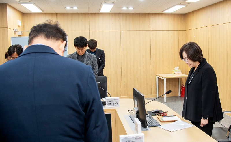 박희영 용산구청장과 공직자들이 30일 제주항공 여객기 사고 지원 긴급대책 회의에 앞서 묵념을 하는 모습./사진제공=용산구