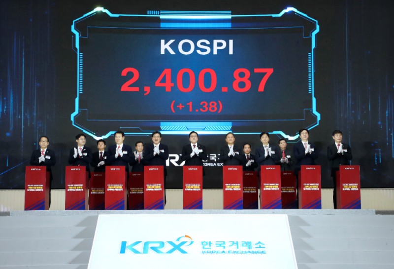 한국거래소는 2일 서울사옥 종합홍보관에서 국회, 정부 및 금융투자업계 관계자들이 참석한 가운데 2025년 증권 파생상품시장 개장식을 개최했다. 개장신호식 부저를 누르는 인사들. (앞줄 왼쪽부터) 강준현 국회 정무위원회 간사, 이정문 더불어민주당 정책위원회 수석부의장, 정은보 한국거래소 이사장, 권성동 국민의힘 원내대표, 김병환 금융위원회 위원장, 윤한홍 국회 정무위원장, 오기형 더불어민주당 주식시장활성화TF단장, 강민국 국회 정무위원회 간사, 이복현 금융감독원장. (뒷줄 왼쪽부터) 오흥식 코스닥협회장, 서유석 금융투자협회장, 이기헌 상장회사협의회 부회장, 강윤근 코넥스협회장. / 사진제공= 한국거래소(2025.01.02)