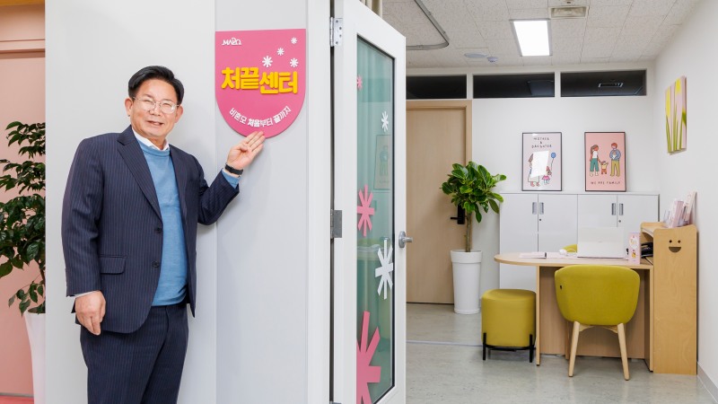 박강수 마포구청장이 처끝센터를 소개하는 모습./사진제공=마포구
