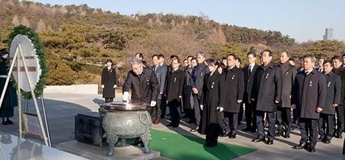 강호동 농협중앙회장과 임직원, 신년 현충원 참배