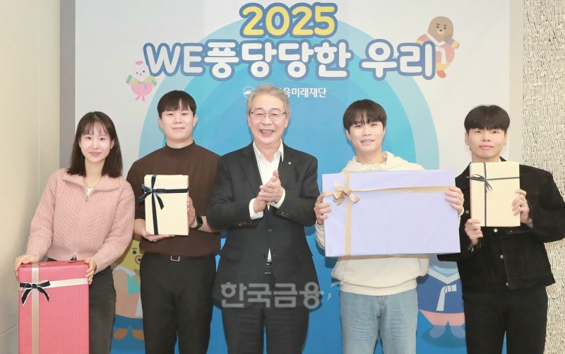 임종룡 우리금융미래재단 이사장 (가운데)이 지난 2일 우리금융 본사에서 신년 오찬을 함께한 자립준비청년들에게 교육용 IT 기기 등을 선물했다./ 사진 = 우리금융